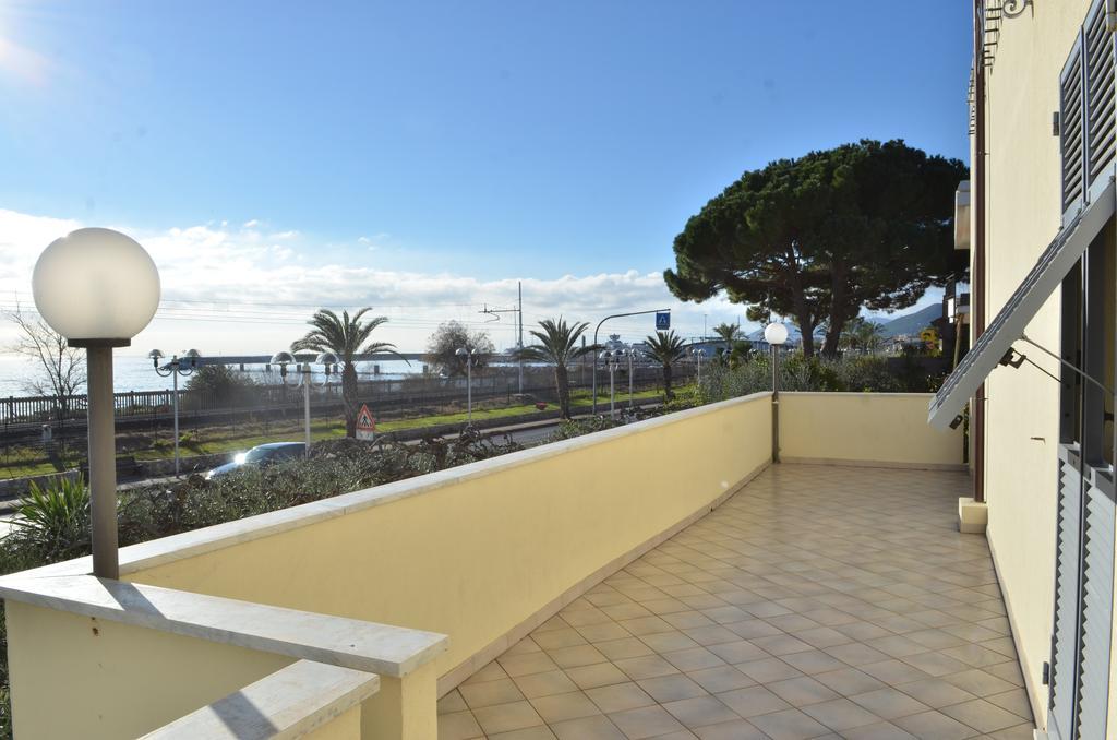 פייטרה ליגורה Residence Villa Carmen Fronte Mare A 50 Mt מראה חיצוני תמונה